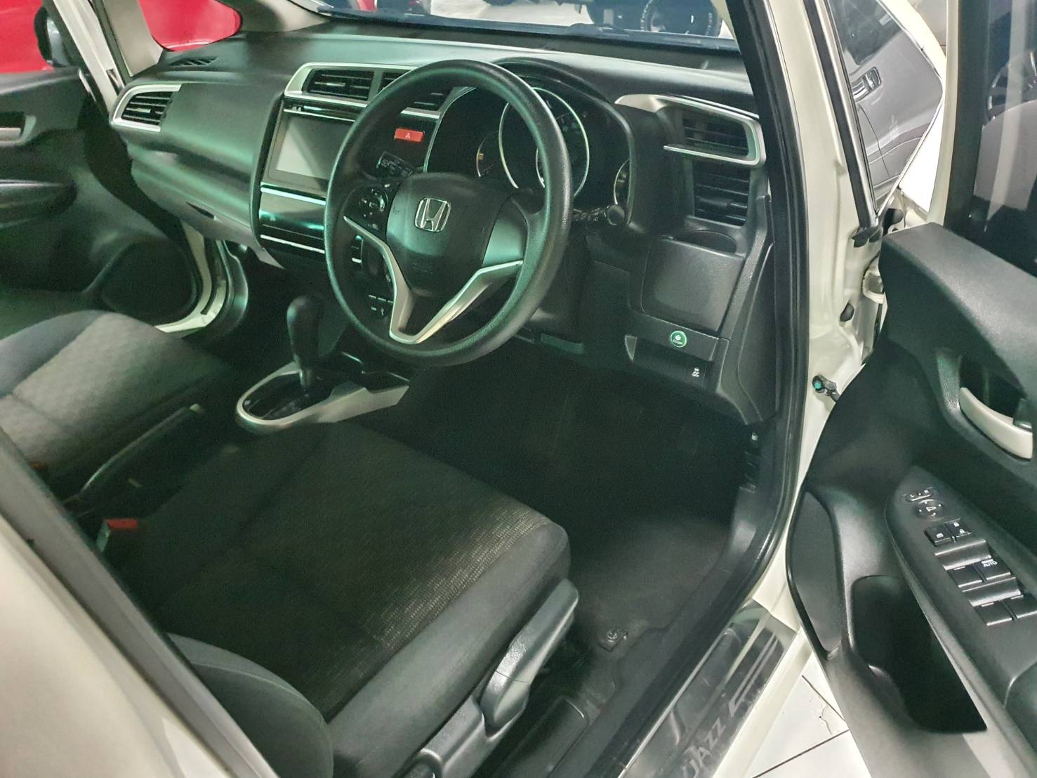 Honda Jazz 1.5V Auto ปี 2014 สีขาว มือ1 เช็คศูนย์