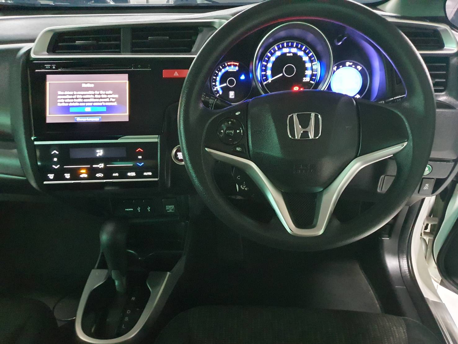 Honda Jazz 1.5V Auto ปี 2014 สีขาว มือ1 เช็คศูนย์