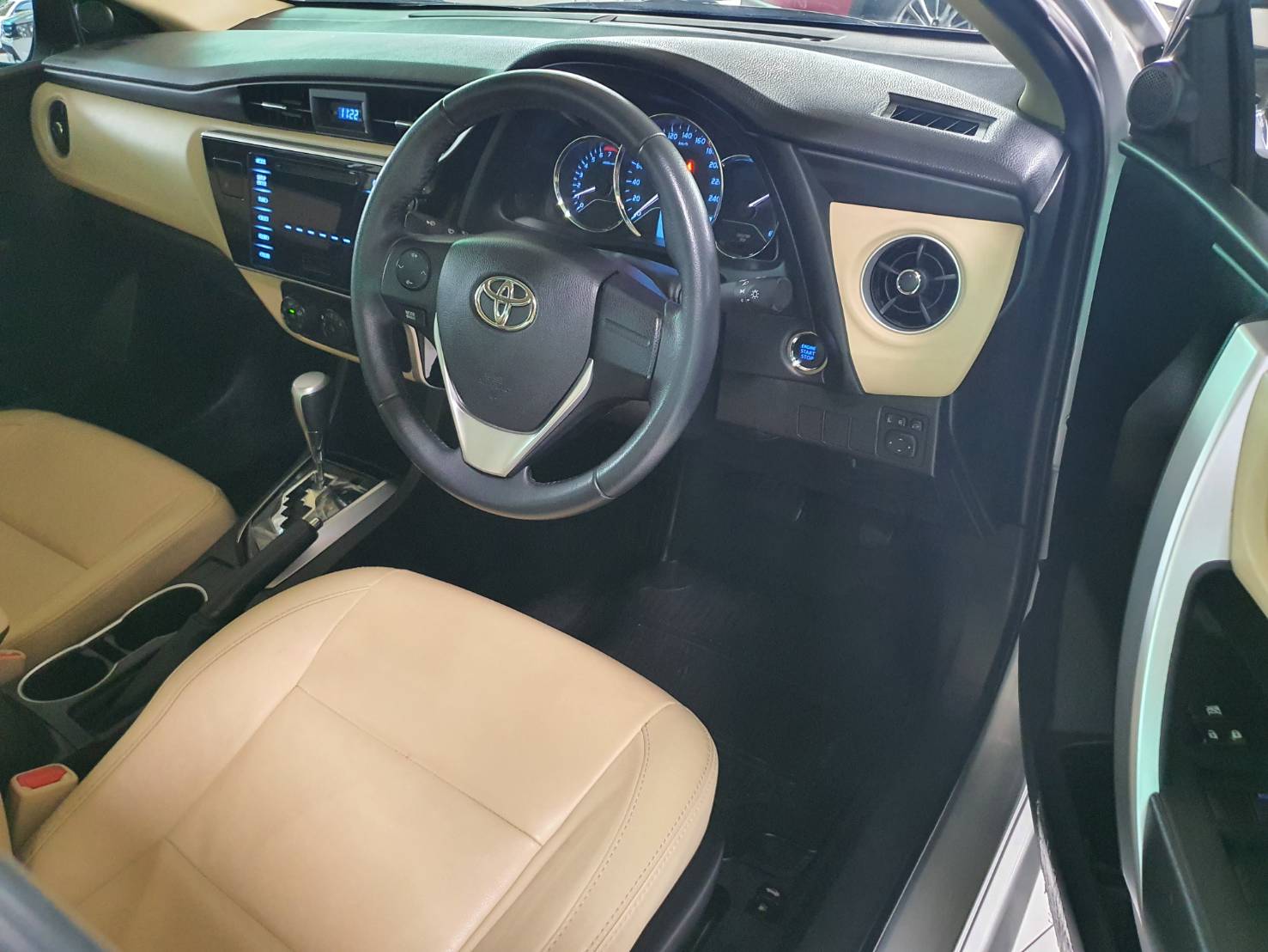 Toyota Corolla Altis 1.6G ปี2018 สีบรอนซ์เงิน มือหนึ่ง เช็คศูนย์