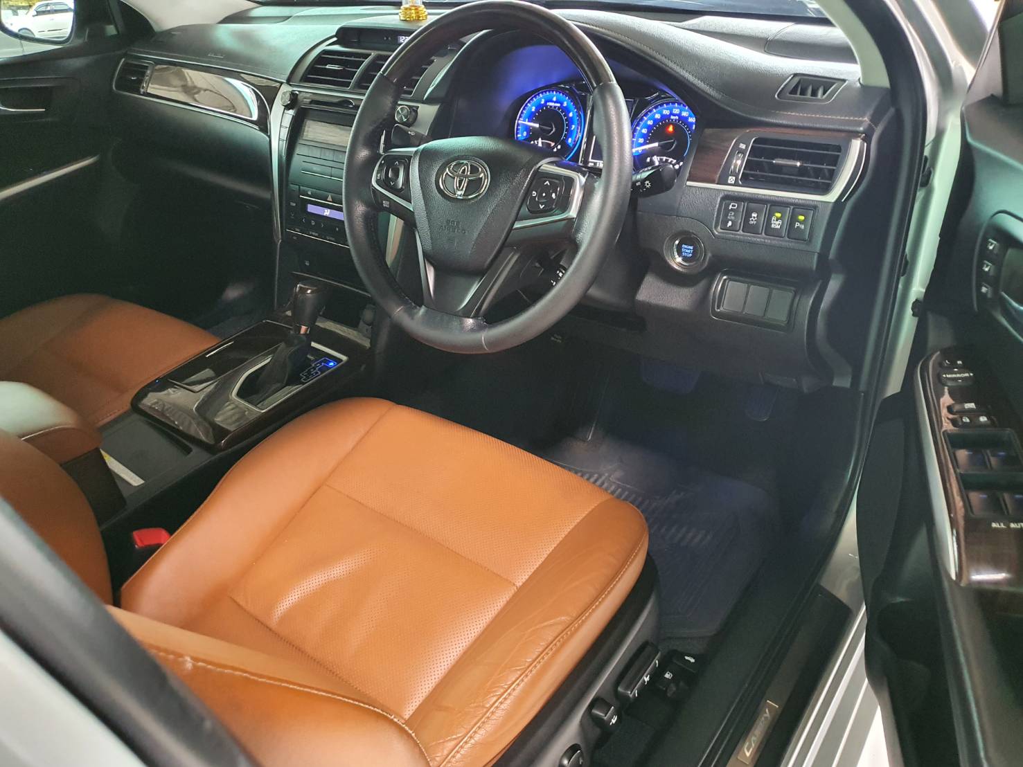 Toyota Camry 2.0G ปี 2018 สีบรอนซ์เงิน Auto มือ1 เช็คศูนย์