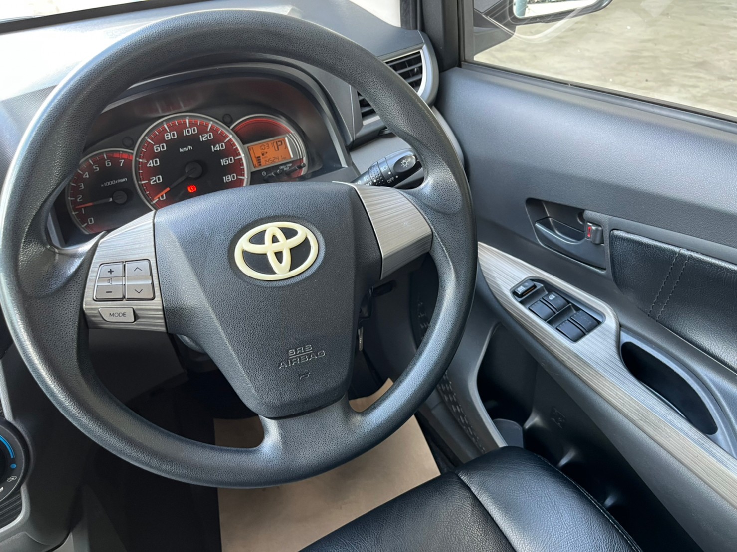 2012 Toyota Avanza สีขาว (รูปที่ 5)