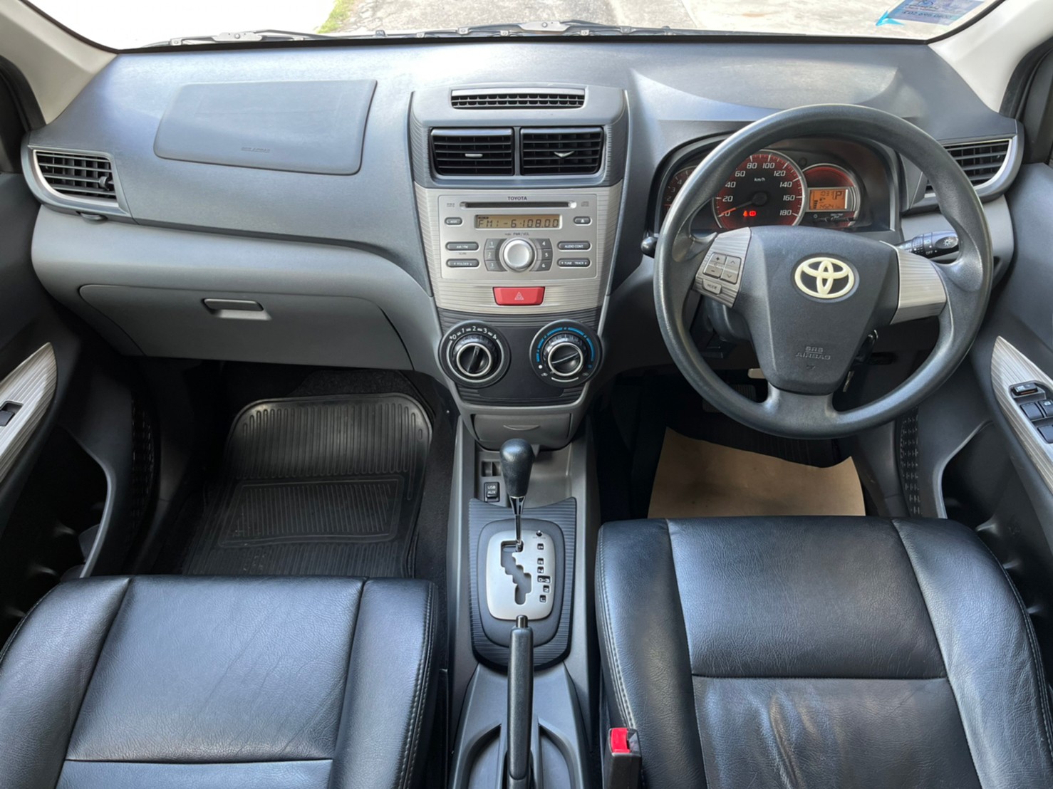2012 Toyota Avanza สีขาว (รูปที่ 6)