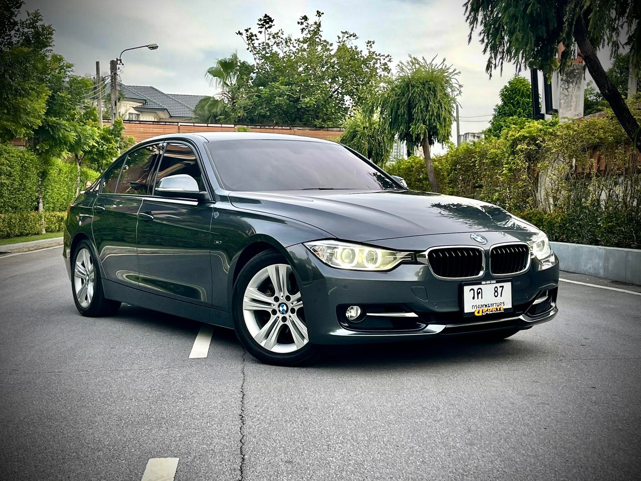 BMW Series 320i Sport สภาพคันนี้ โคตรใหม่เลยคะ ใหม่จริงๆ เอาคอเป็นประกันเลยนะ (รูปที่ 3)