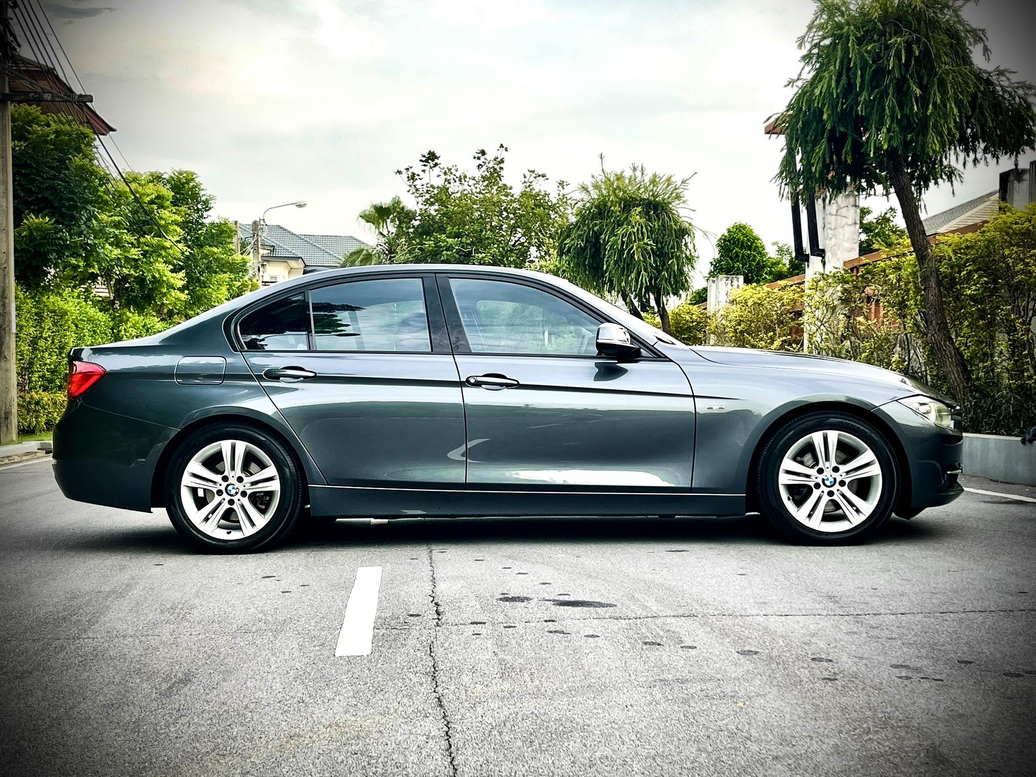 BMW Series 320i Sport สภาพคันนี้ โคตรใหม่เลยคะ ใหม่จริงๆ เอาคอเป็นประกันเลยนะ