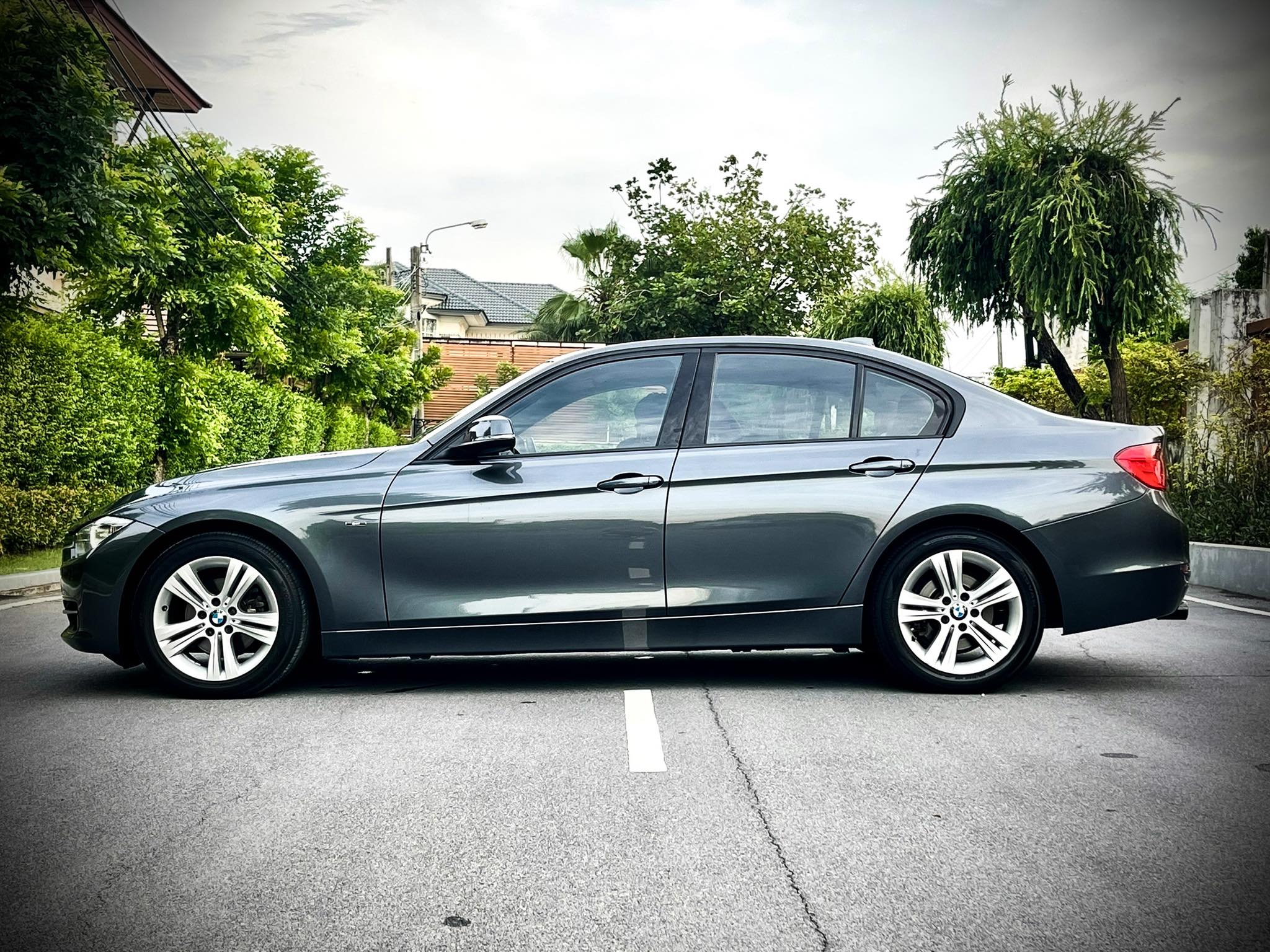 BMW Series 320i Sport สภาพคันนี้ โคตรใหม่เลยคะ ใหม่จริงๆ เอาคอเป็นประกันเลยนะ (รูปที่ 9)