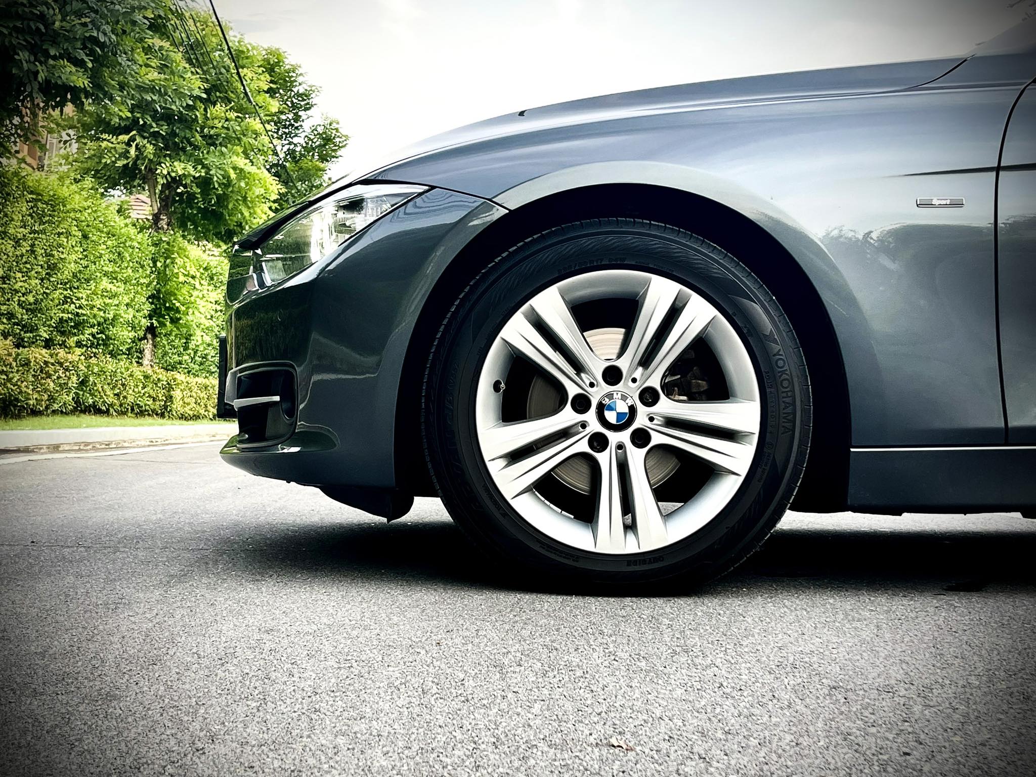 BMW Series 320i Sport สภาพคันนี้ โคตรใหม่เลยคะ ใหม่จริงๆ เอาคอเป็นประกันเลยนะ