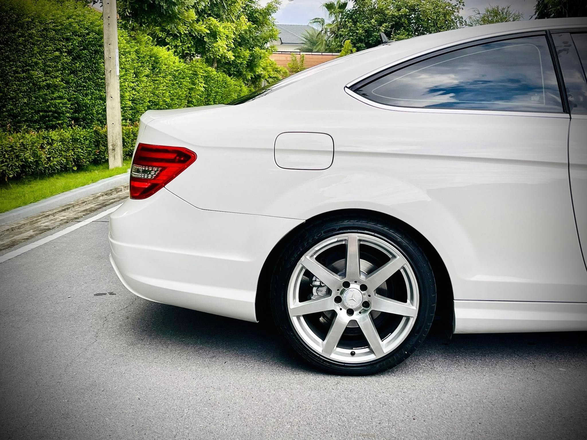 Mercedes Benz C180 AMG Coupe สวยจะขาดใจ