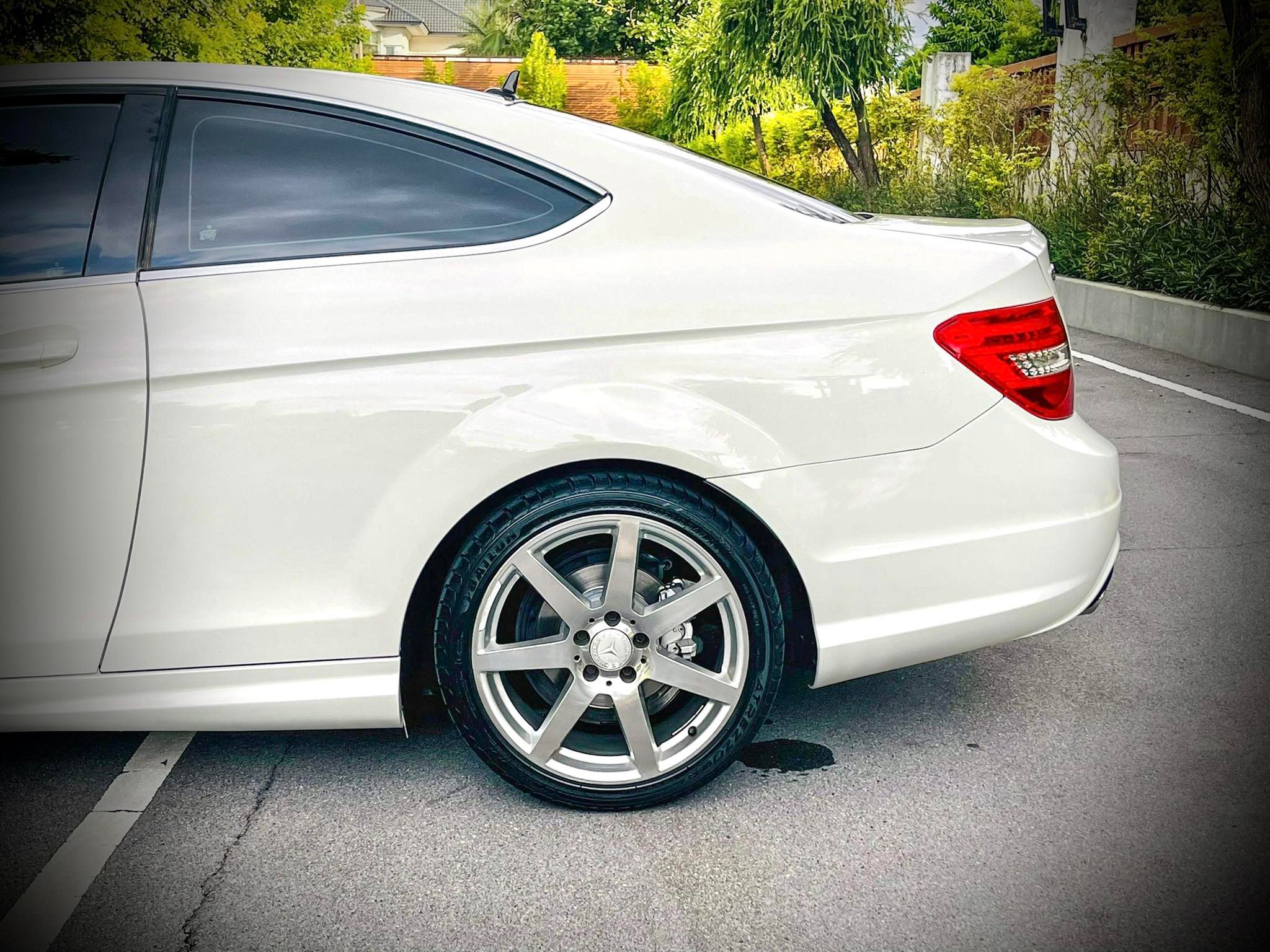 Mercedes Benz C180 AMG Coupe สวยจะขาดใจ