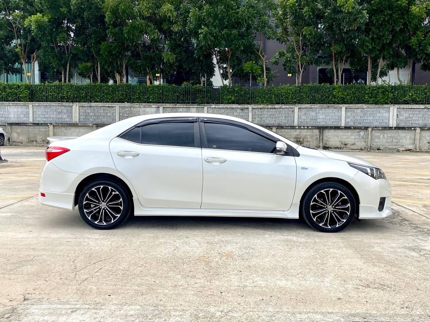 TOYOTA COROLLA ALTIS 1.8 ESport ปี 2014 ไม่เคยติดแก๊ส สภาพสวย การันตีไม่มีชน เล่มพร้อมโอน