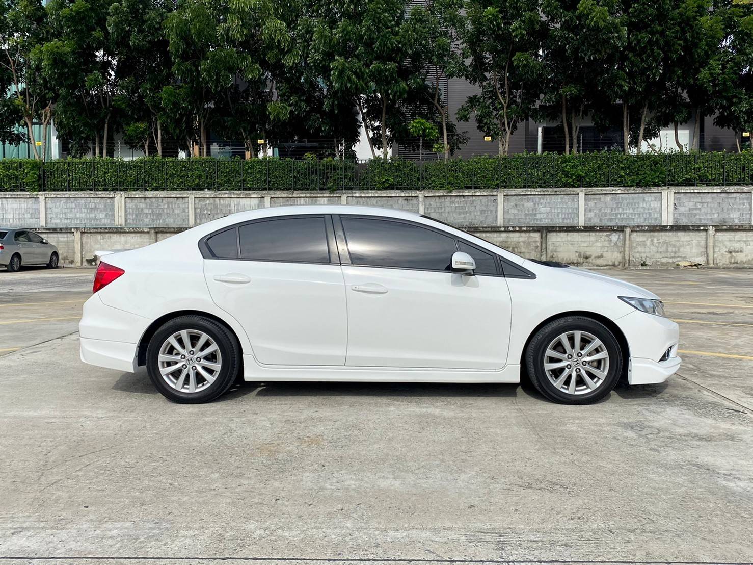 HONDA CIVIC 1.8E (โฉม FB) ปี 13 สวยกริ๊บ เจ้าของเดียว ยางใหม่ปี 2022 ไม่ติดแก๊ส ไม่มีชน กุญแจสำรองครบ