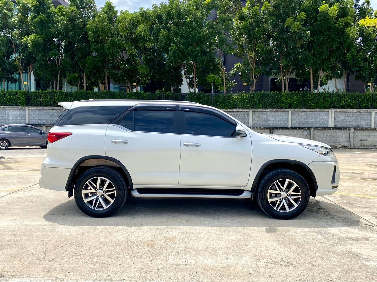 TOYOTA FORTUNER 2.8V 4WD ปี 2019 ไมล์น้อย 33,xxx km. สภาพสีเดิมๆ เข้าเช็คศูนย์ทุกระยะ การันตีไม่มีชน