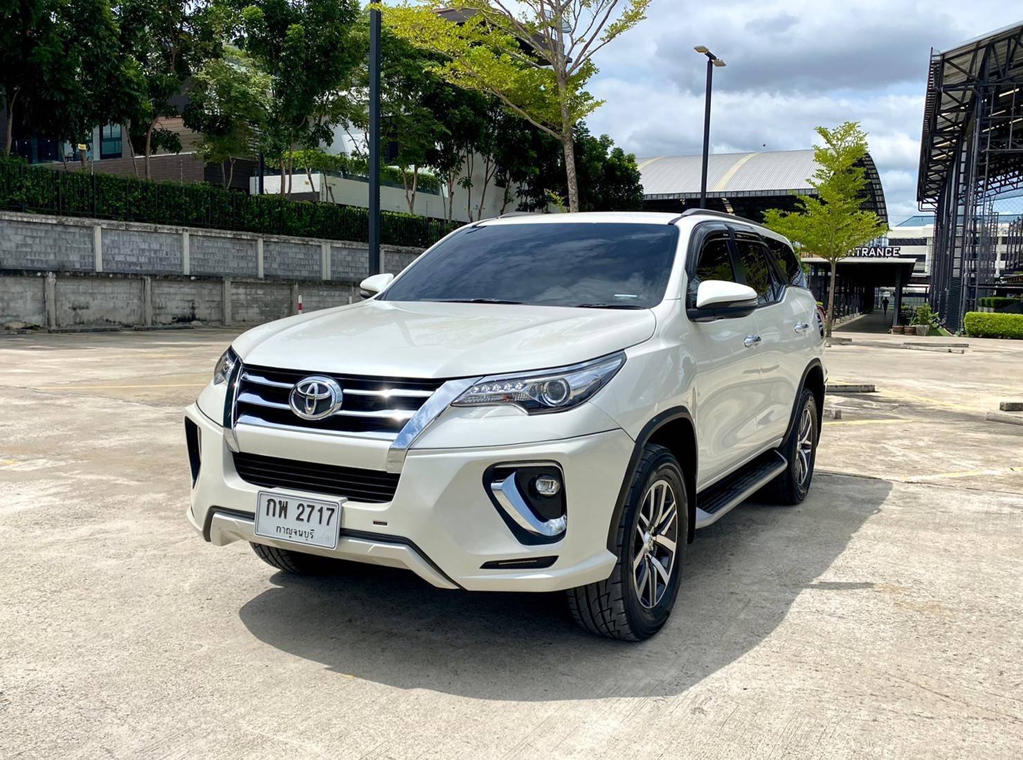TOYOTA FORTUNER 2.8V 4WD ปี 2019 ไมล์น้อย 33,xxx km. สภาพสีเดิมๆ เข้าเช็คศูนย์ทุกระยะ การันตีไม่มีชน