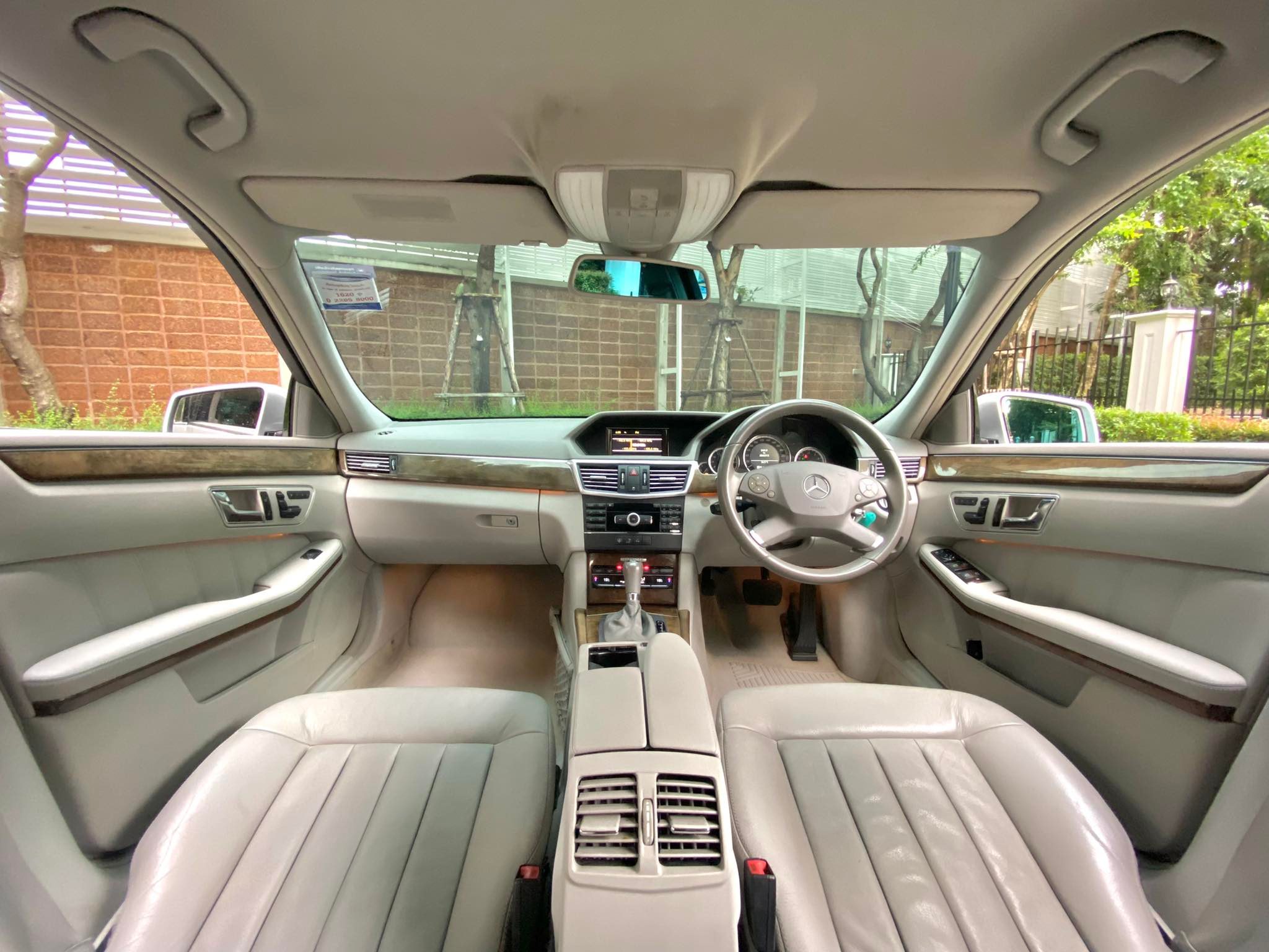 Mercedes Benz E200 รถศูนย์ ตัวจริงโคตรสวย (รูปที่ 9)