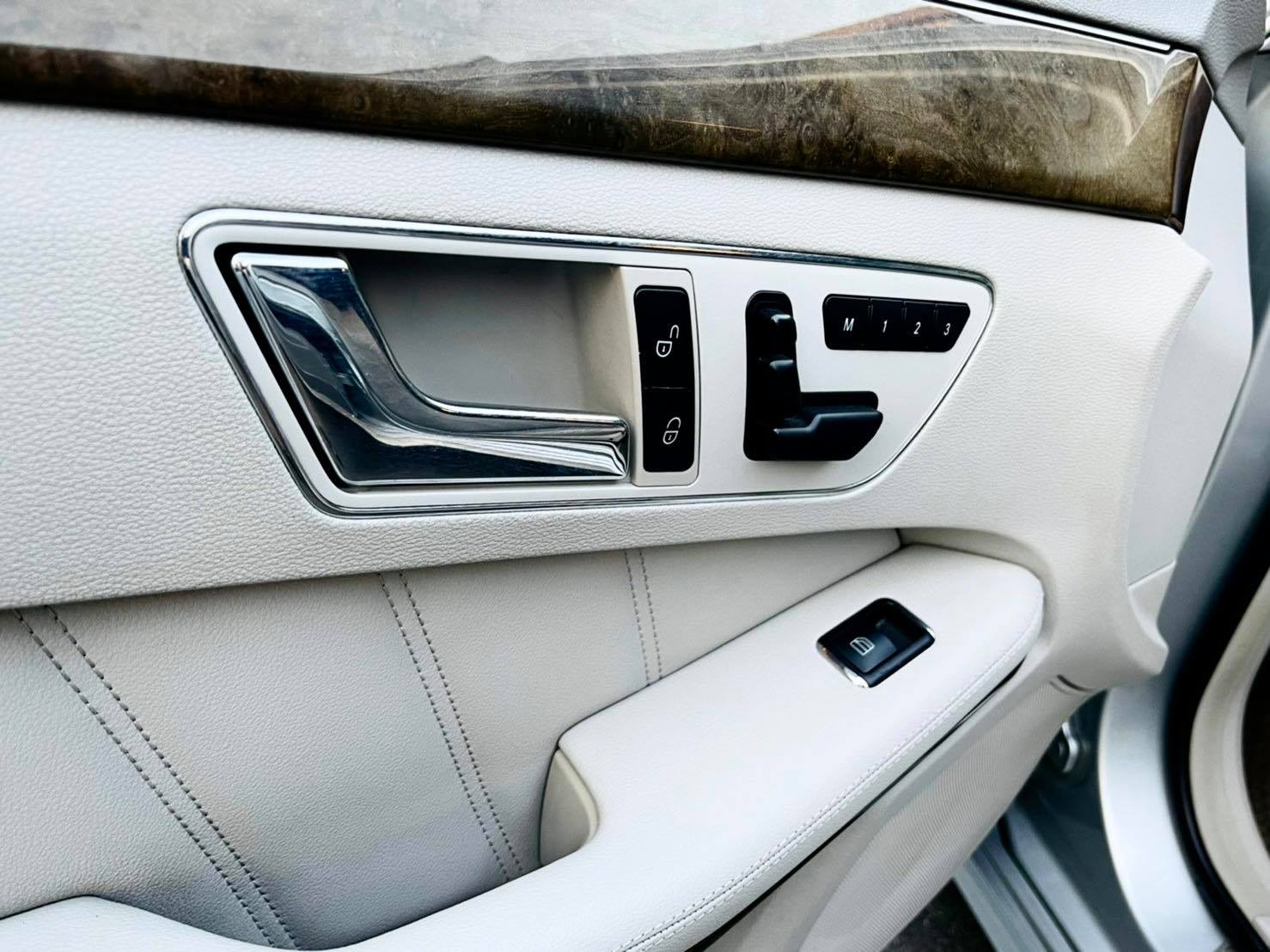 Mercedes Benz E200 รถศูนย์ ตัวจริงโคตรสวย (รูปที่ 16)