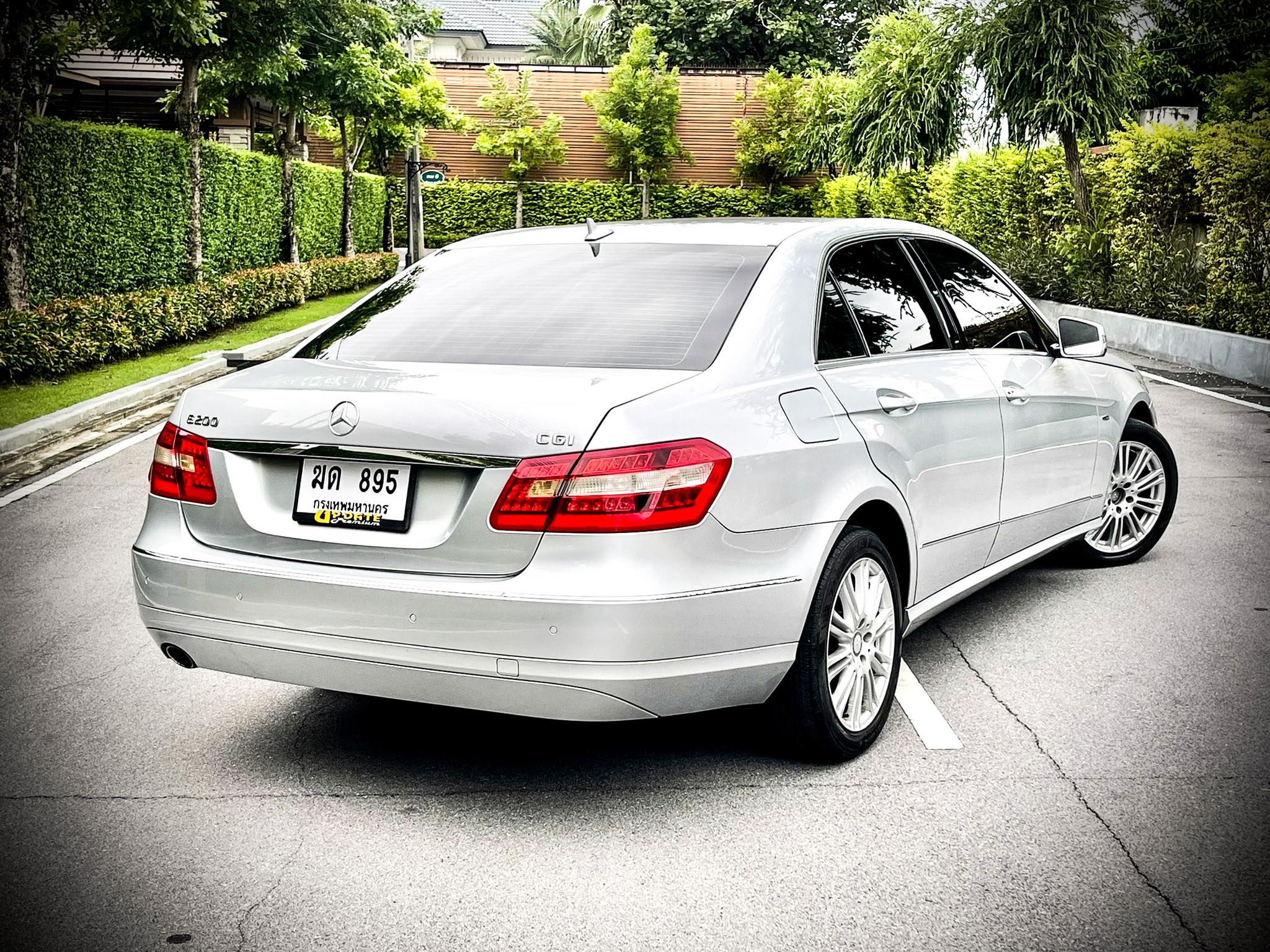 Mercedes Benz E200 รถศูนย์ ตัวจริงโคตรสวย (รูปที่ 7)