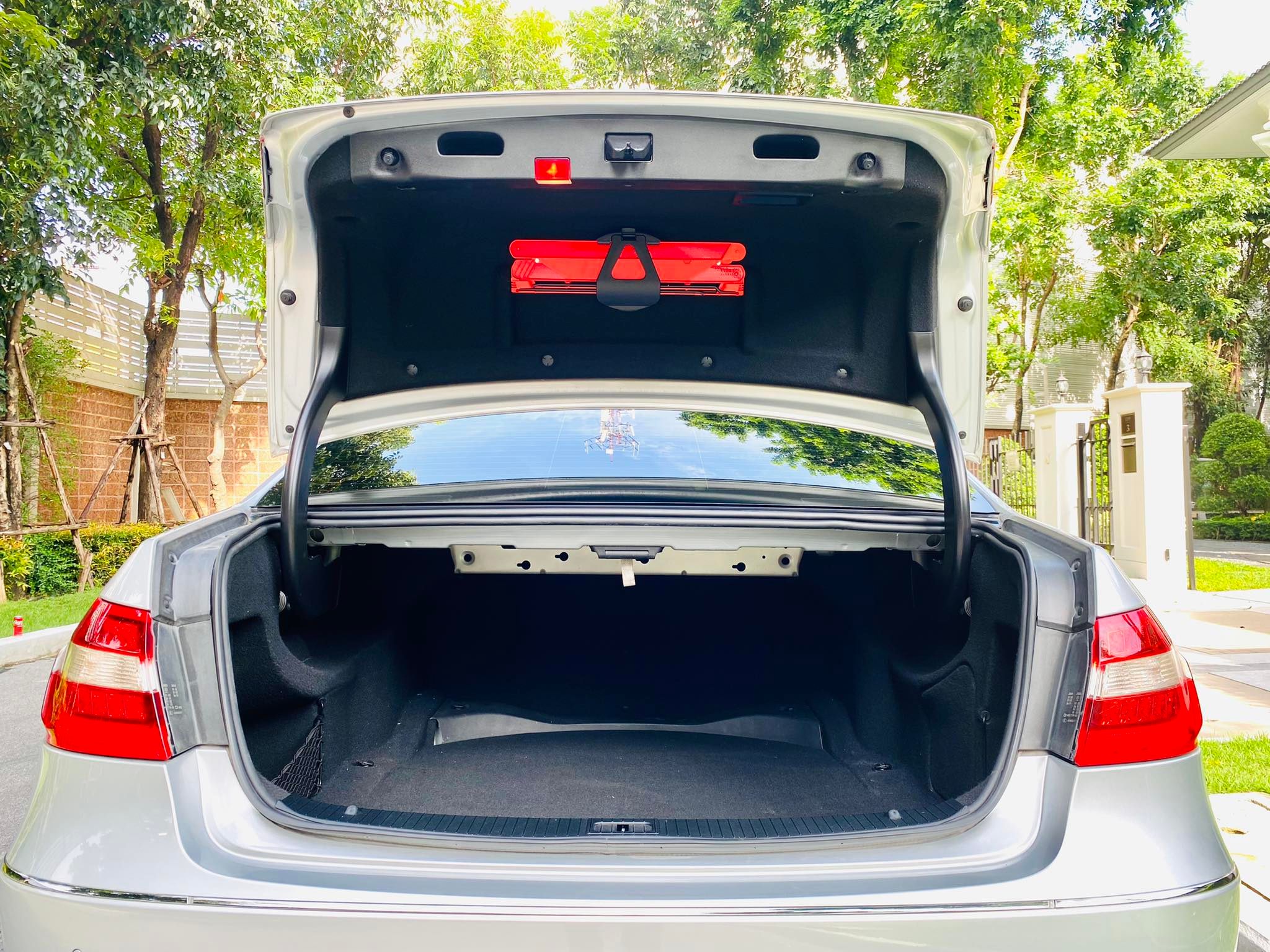 Mercedes Benz E200 รถศูนย์ ตัวจริงโคตรสวย (รูปที่ 24)