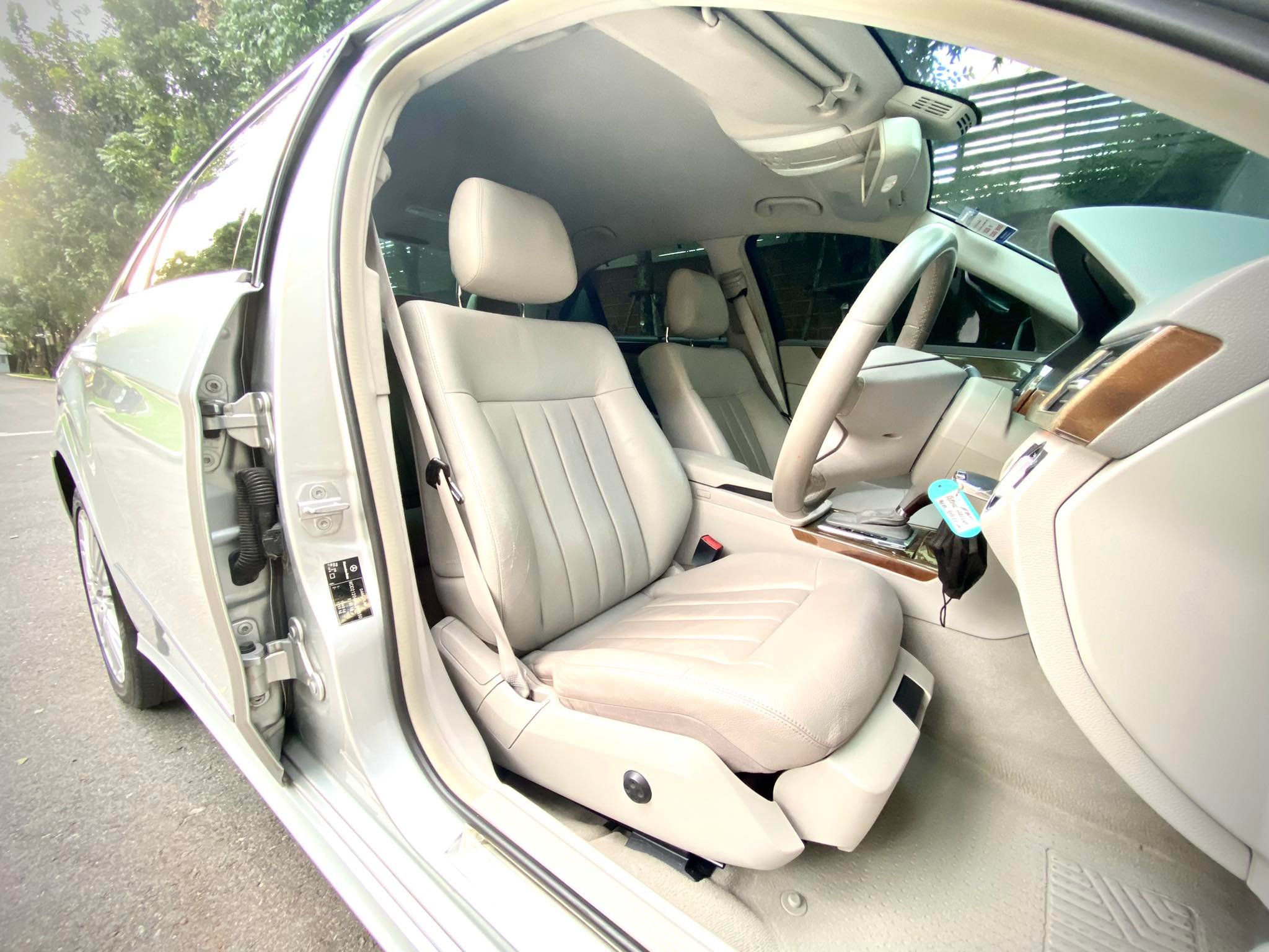 Mercedes Benz E200 รถศูนย์ ตัวจริงโคตรสวย (รูปที่ 10)