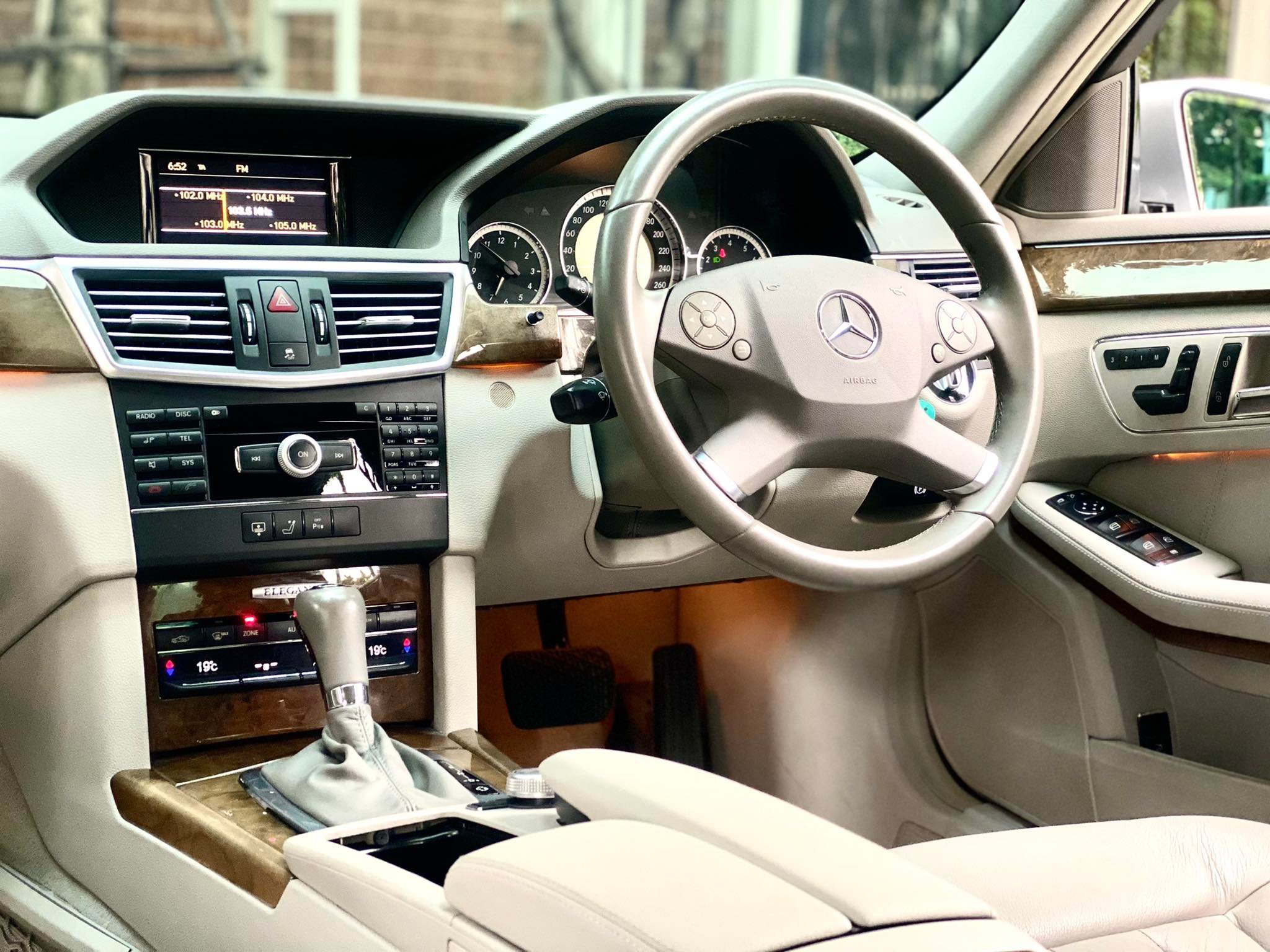 Mercedes Benz E200 รถศูนย์ ตัวจริงโคตรสวย (รูปที่ 12)
