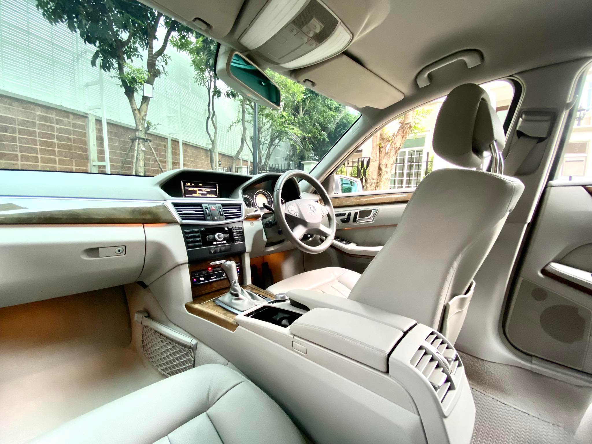 Mercedes Benz E200 รถศูนย์ ตัวจริงโคตรสวย (รูปที่ 29)