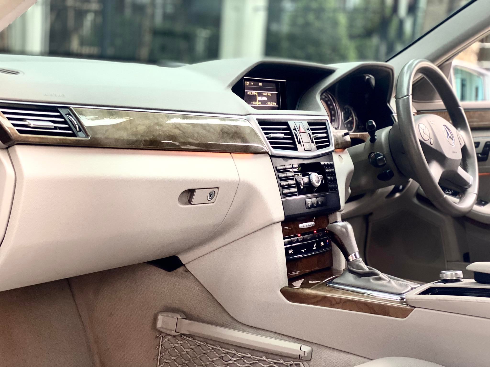 Mercedes Benz E200 รถศูนย์ ตัวจริงโคตรสวย (รูปที่ 11)