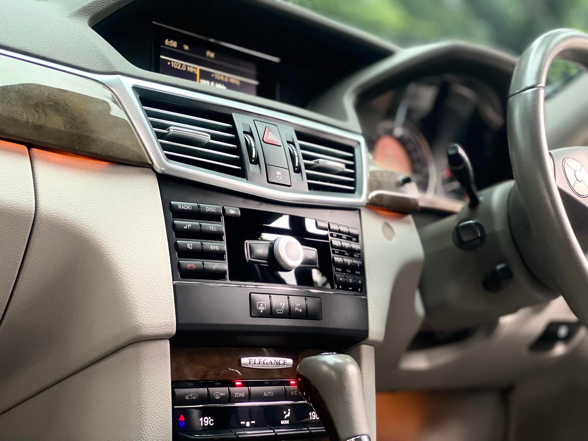 Mercedes Benz E200 รถศูนย์ ตัวจริงโคตรสวย (รูปที่ 28)