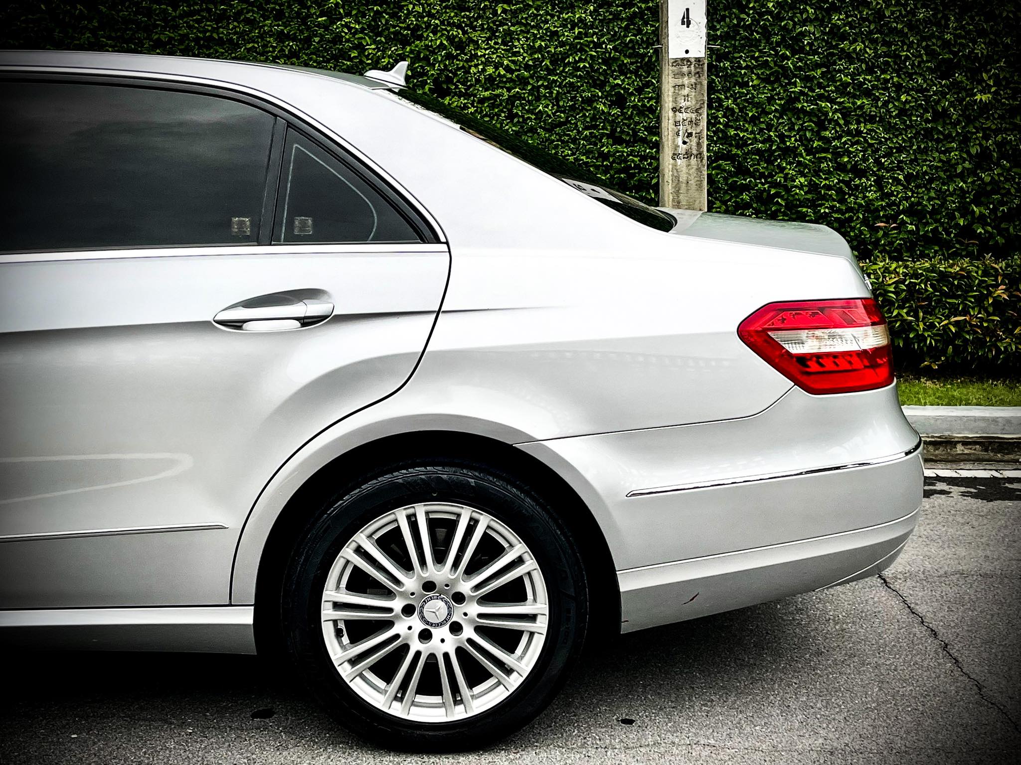 Mercedes Benz E200 รถศูนย์ ตัวจริงโคตรสวย (รูปที่ 27)