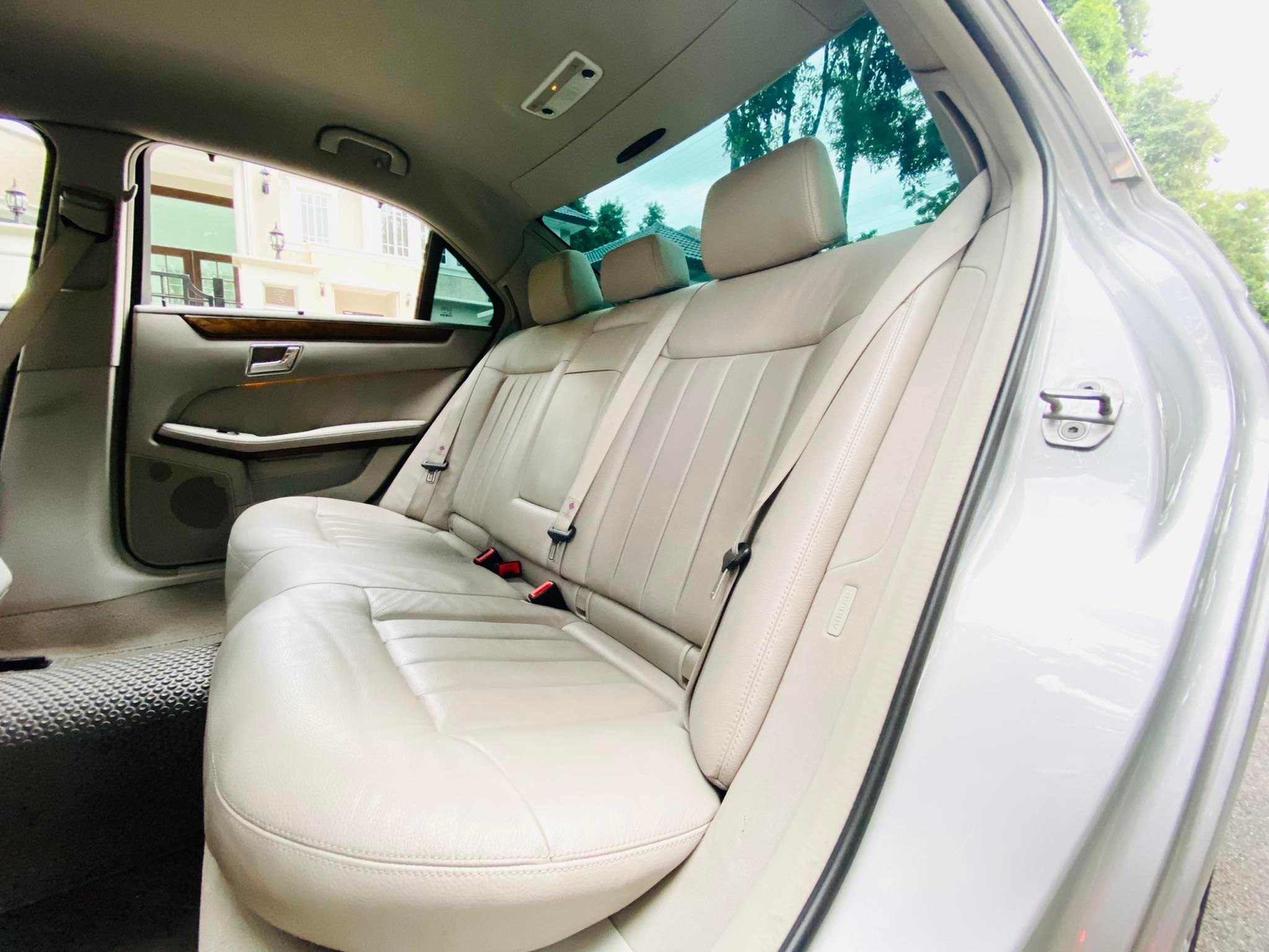 Mercedes Benz E200 รถศูนย์ ตัวจริงโคตรสวย (รูปที่ 21)