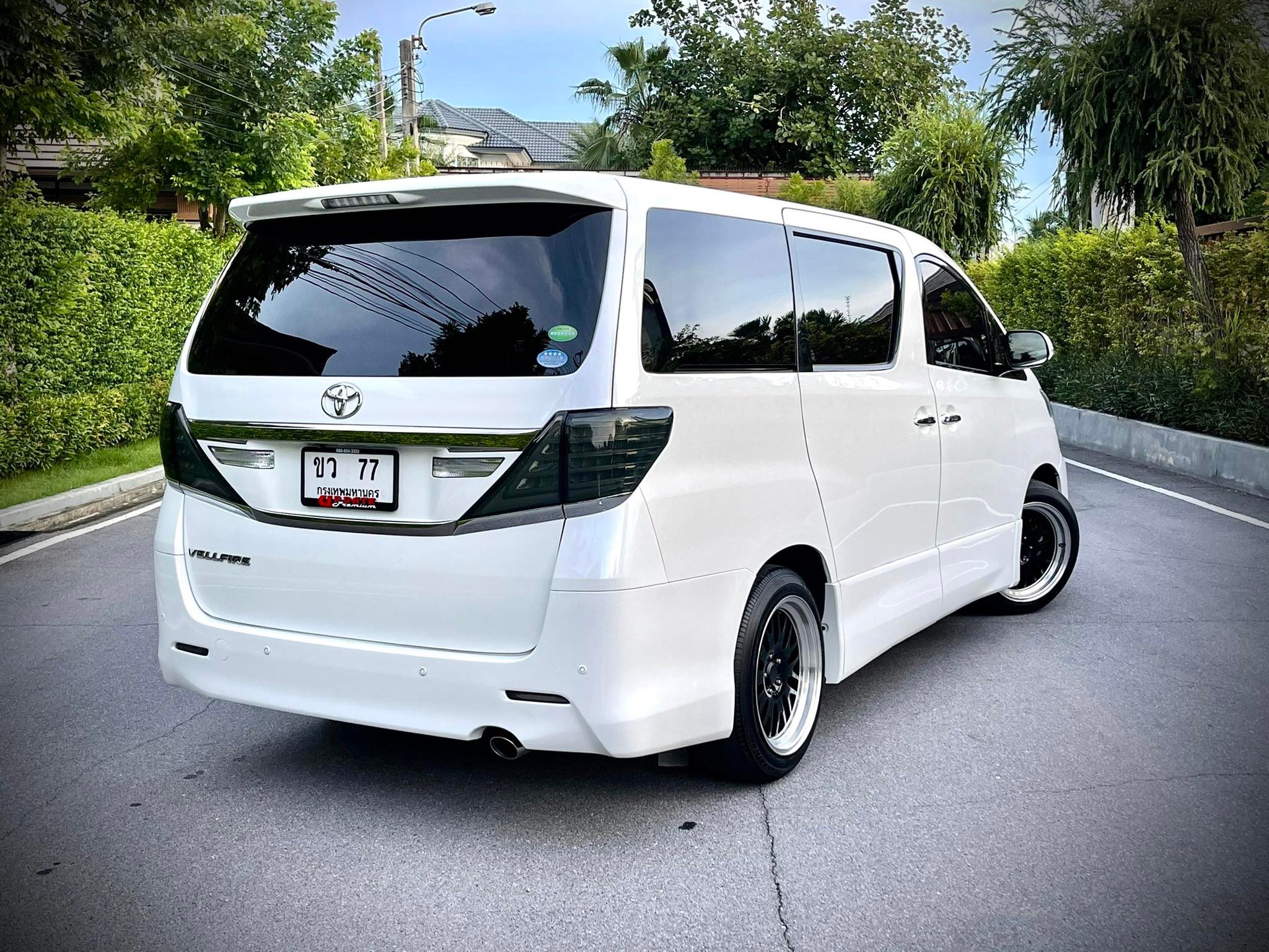 Toyota Vellfire 2.4V เหมือนจะดุดัน แต่อ่อนโยน