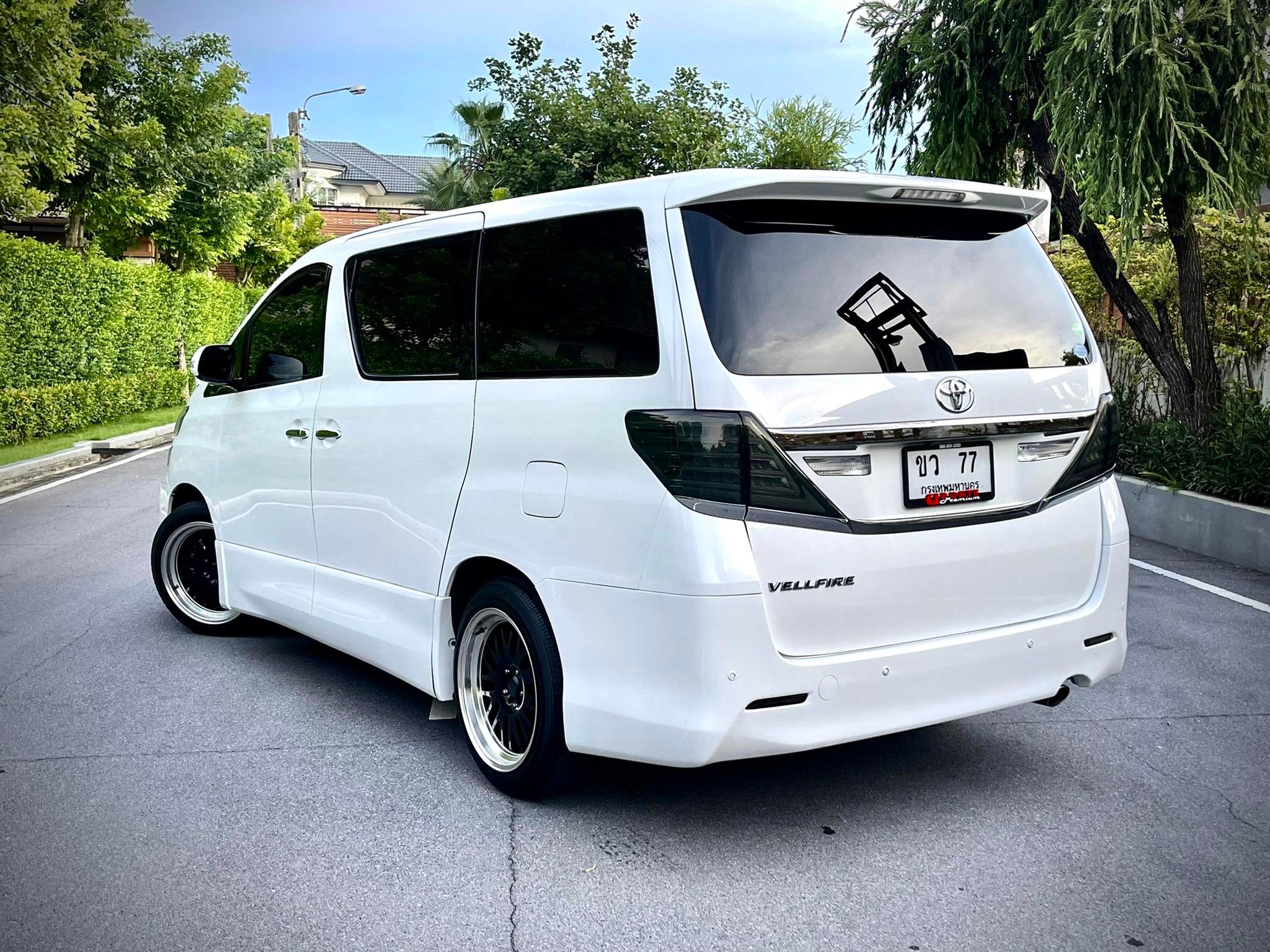 Toyota Vellfire 2.4V เหมือนจะดุดัน แต่อ่อนโยน