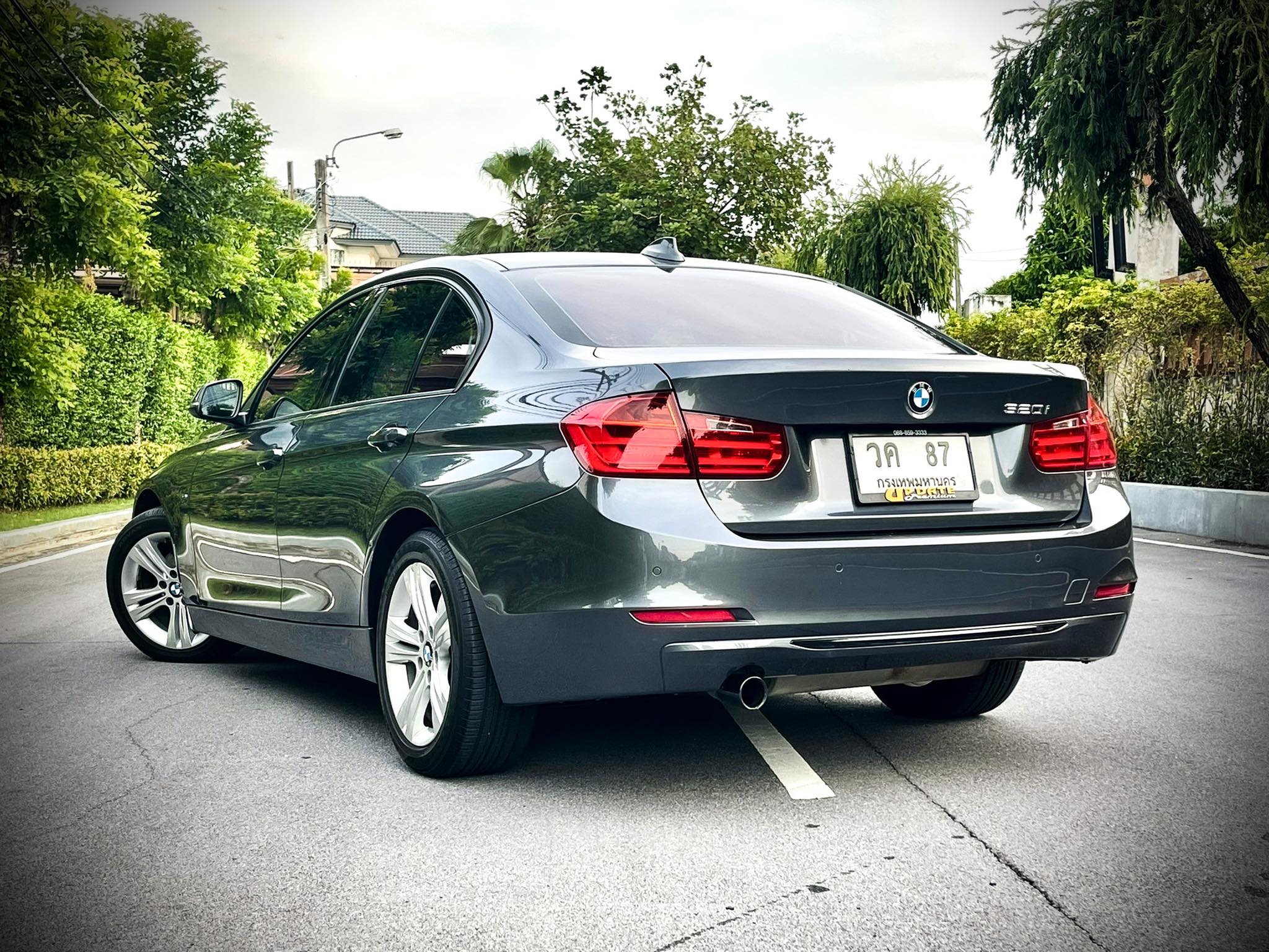 BMW Series 320i Sport สภาพคันนี้ โคตรใหม่เลยคะ ใหม่จริงๆ เอาคอเป็นประกันเลยนะ