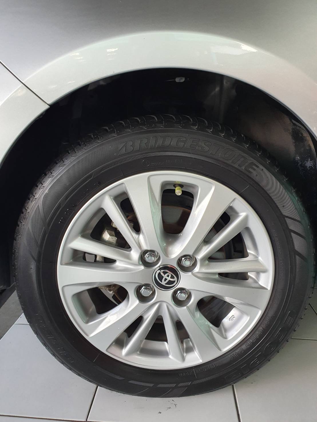 Toyota Yaris Ativ 1.2G Auto ปี 2017 สีบรอนซ์เงิน มือ1 เช็คศูนย์ ไมล์น้อย
