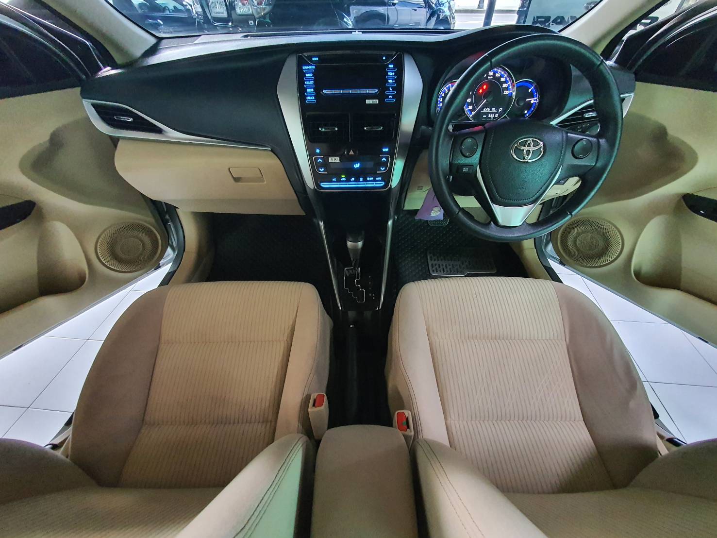 Toyota Yaris Ativ 1.2G Auto ปี 2017 สีบรอนซ์เงิน มือ1 เช็คศูนย์ ไมล์น้อย