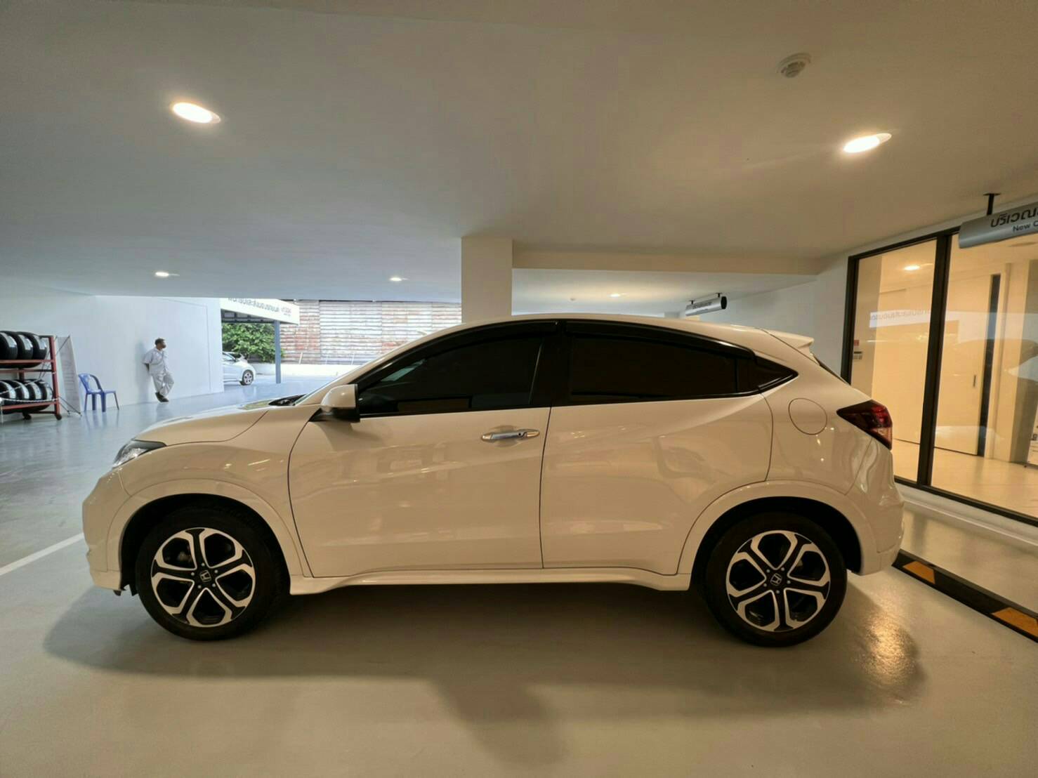 HRV 2017 รุ่นท๊อป เลขไมล์ 46,231 กม ไม่เคยชน เช็คศูนย์ตลอด ฟรีประกันภัยชั้นหนึ่ง 1 ปี (รูปที่ 4)