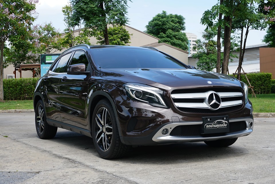 Mercedes-Benz GLA-Class X156 GLA200 ปี 2014 สีน้ำตาล