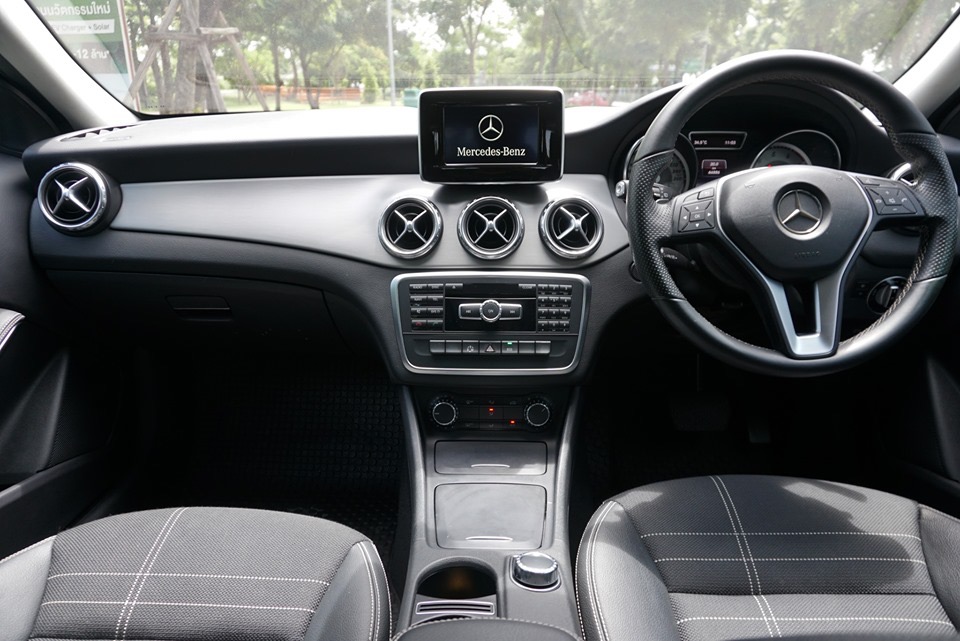 Mercedes-Benz GLA-Class X156 GLA200 ปี 2014 สีน้ำตาล (รูปที่ 10)