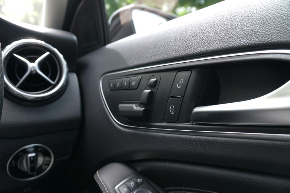 Mercedes-Benz GLA-Class X156 GLA200 ปี 2014 สีน้ำตาล (รูปที่ 4)