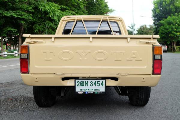 1981 Toyota Hilux LN30 สีเหลือง