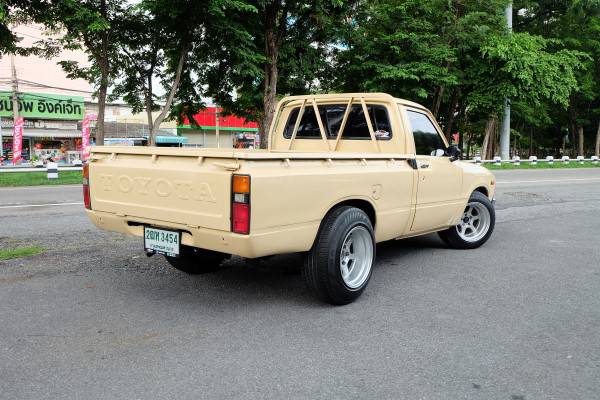 1981 Toyota Hilux LN30 สีเหลือง