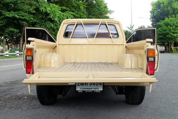 1981 Toyota Hilux LN30 สีเหลือง