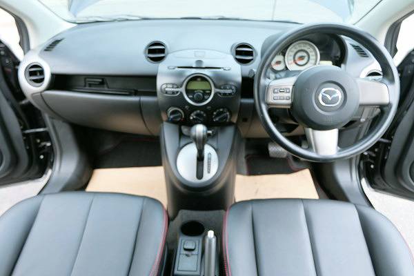 2012 Mazda 2 Hatchback (5 ประตู) สีดำ (รูปที่ 2)