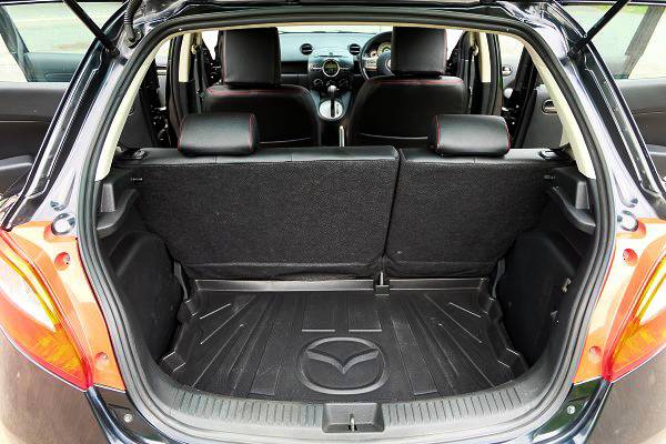 2012 Mazda 2 Hatchback (5 ประตู) สีดำ