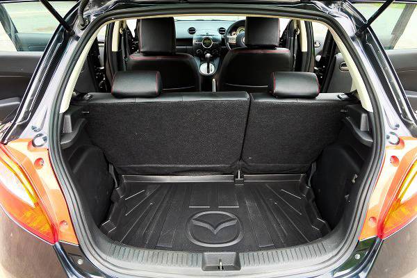 2012 Mazda 2 Hatchback (5 ประตู) สีดำ (รูปที่ 6)