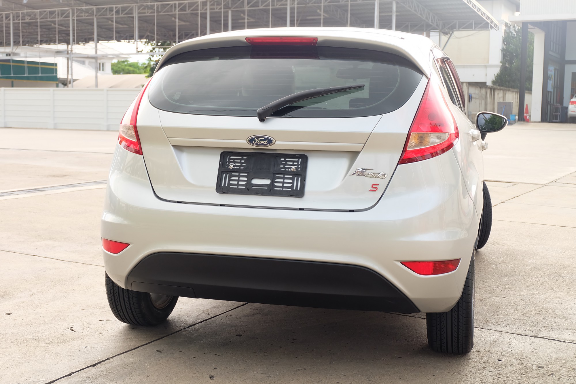 2013 Ford Fiesta สีเทา (รูปที่ 18)