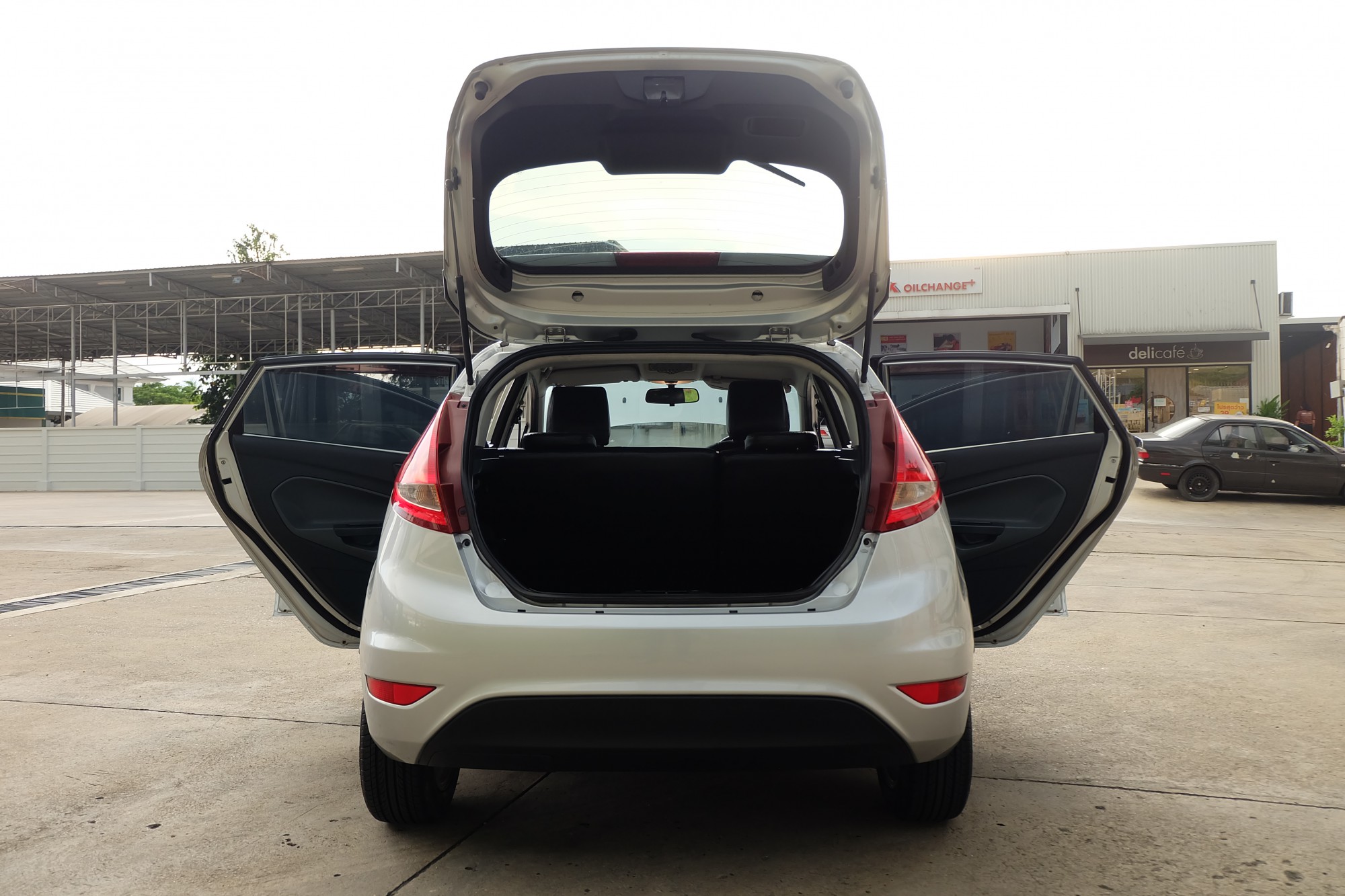 2013 Ford Fiesta สีเทา (รูปที่ 6)