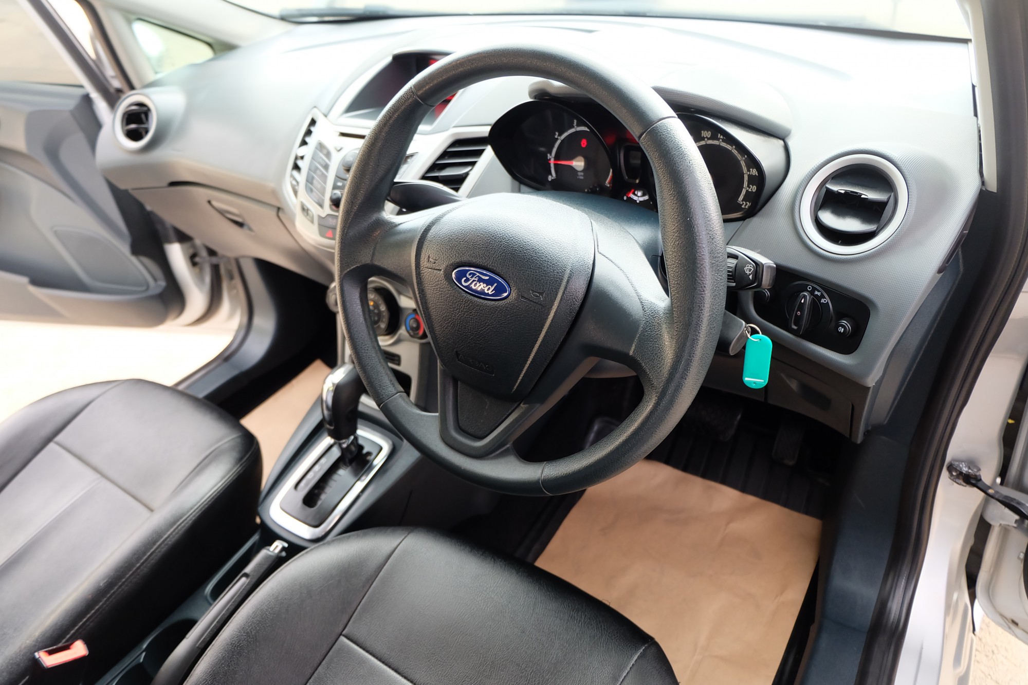 2013 Ford Fiesta สีเทา (รูปที่ 2)