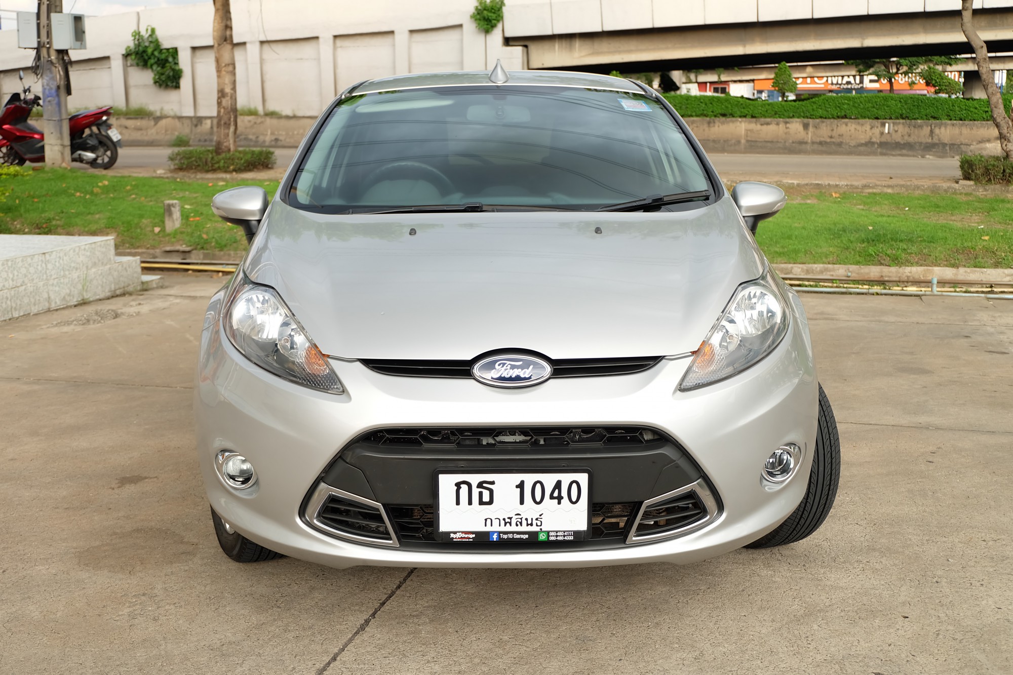 2013 Ford Fiesta สีเทา (รูปที่ 12)