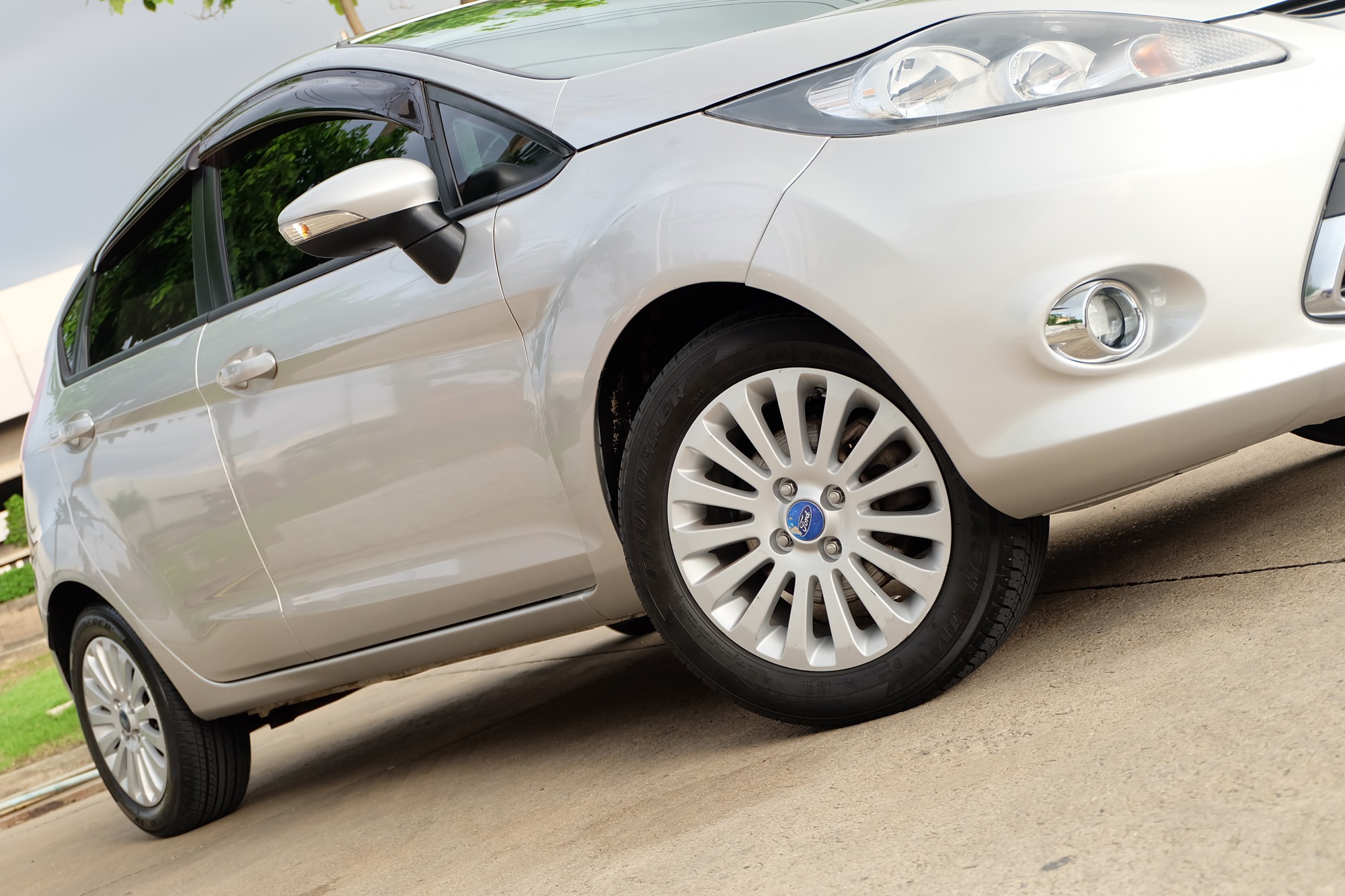 2013 Ford Fiesta สีเทา (รูปที่ 19)
