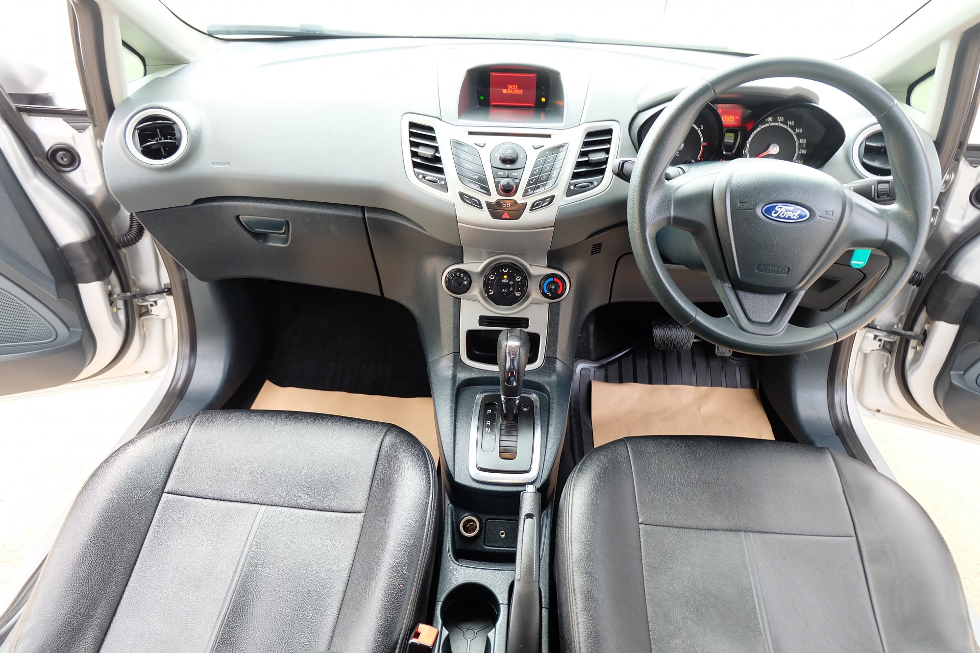 2013 Ford Fiesta สีเทา (รูปที่ 3)