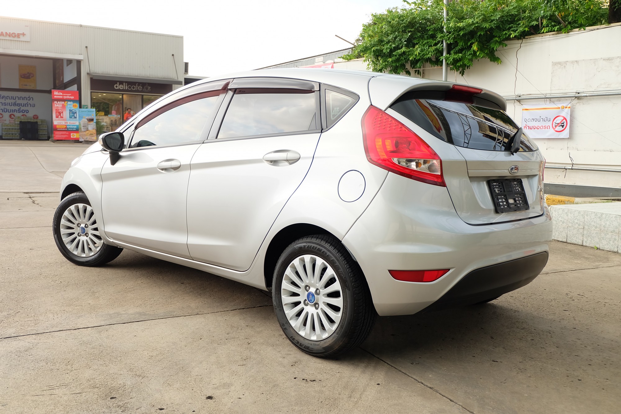 2013 Ford Fiesta สีเทา