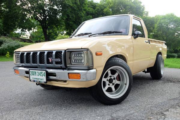 1981 Toyota Hilux LN30 สีเหลือง
